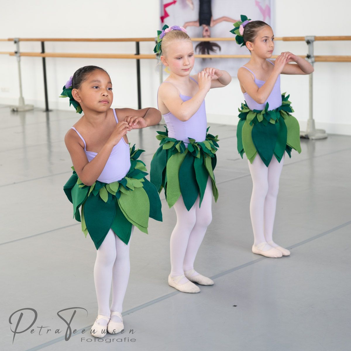 Jonge dansers in bladerkostuums