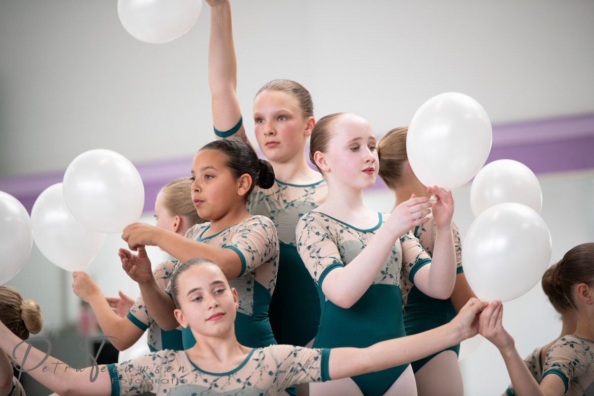 Jonge dansers met ballonnen na de show