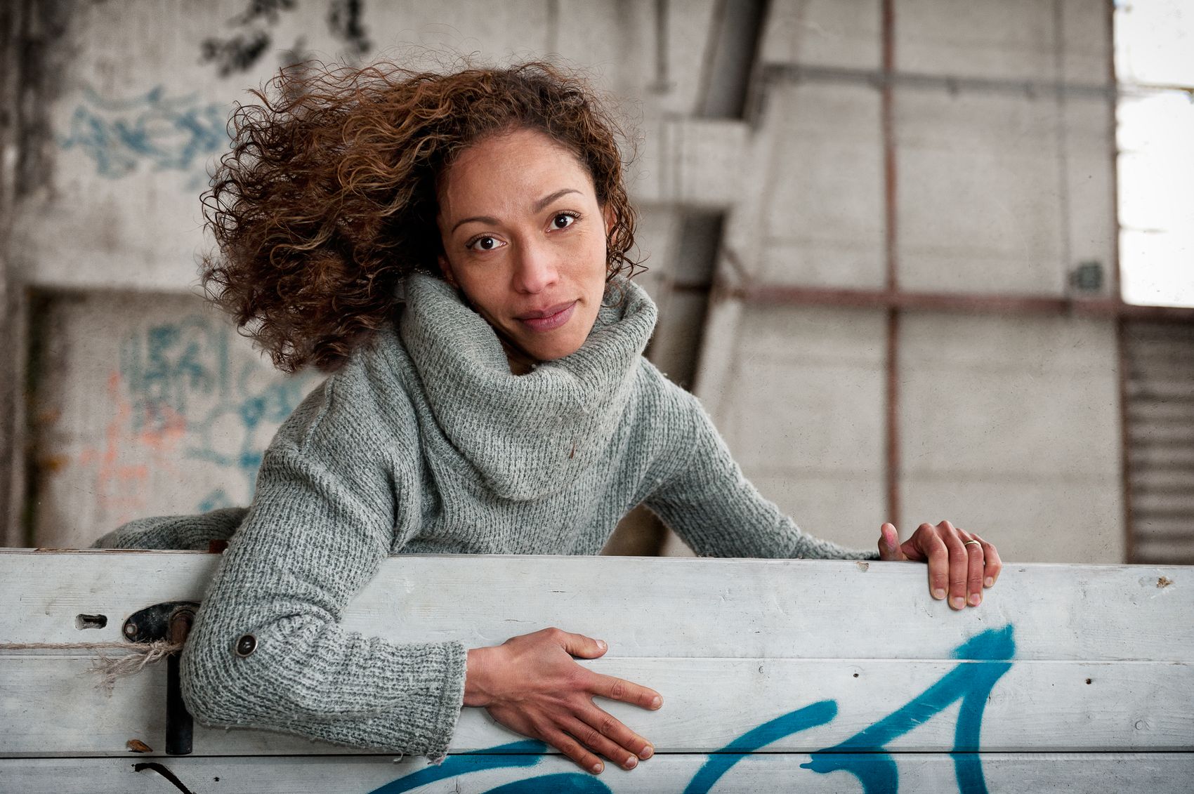Portret op locatie, zwart-wit
