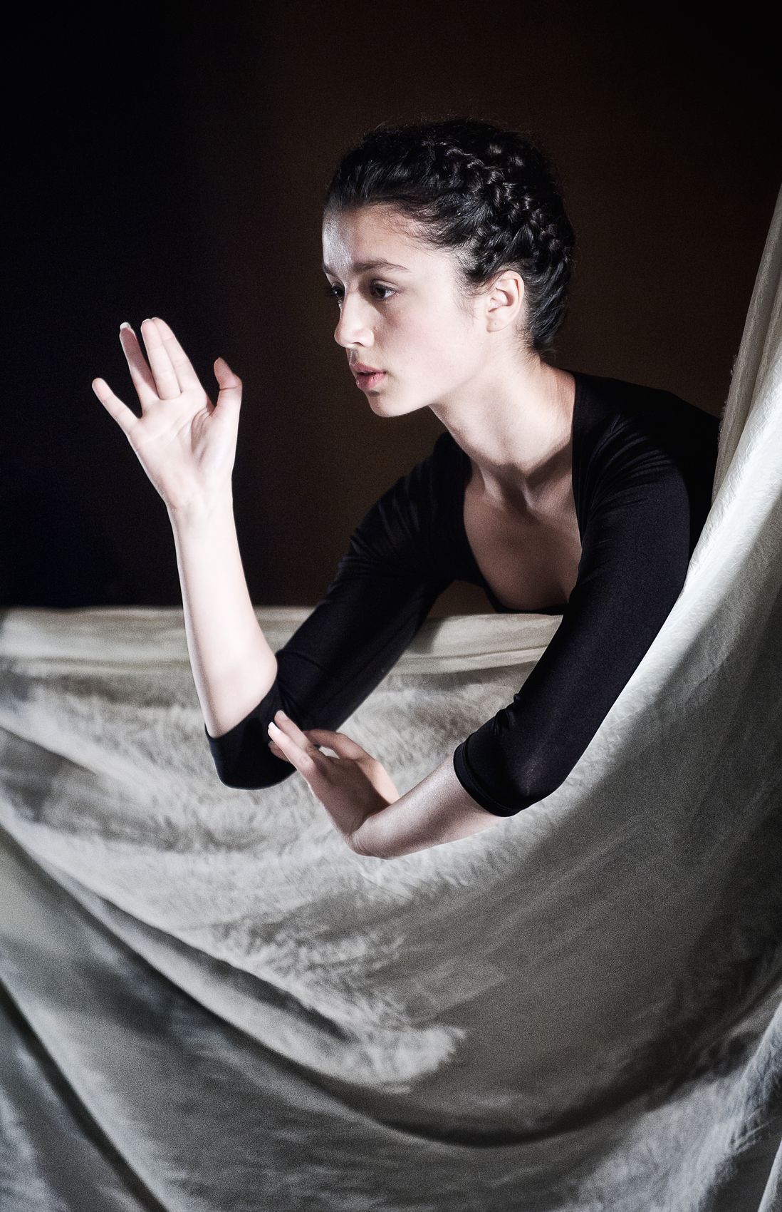 Profielportret van danseres, hand geheven