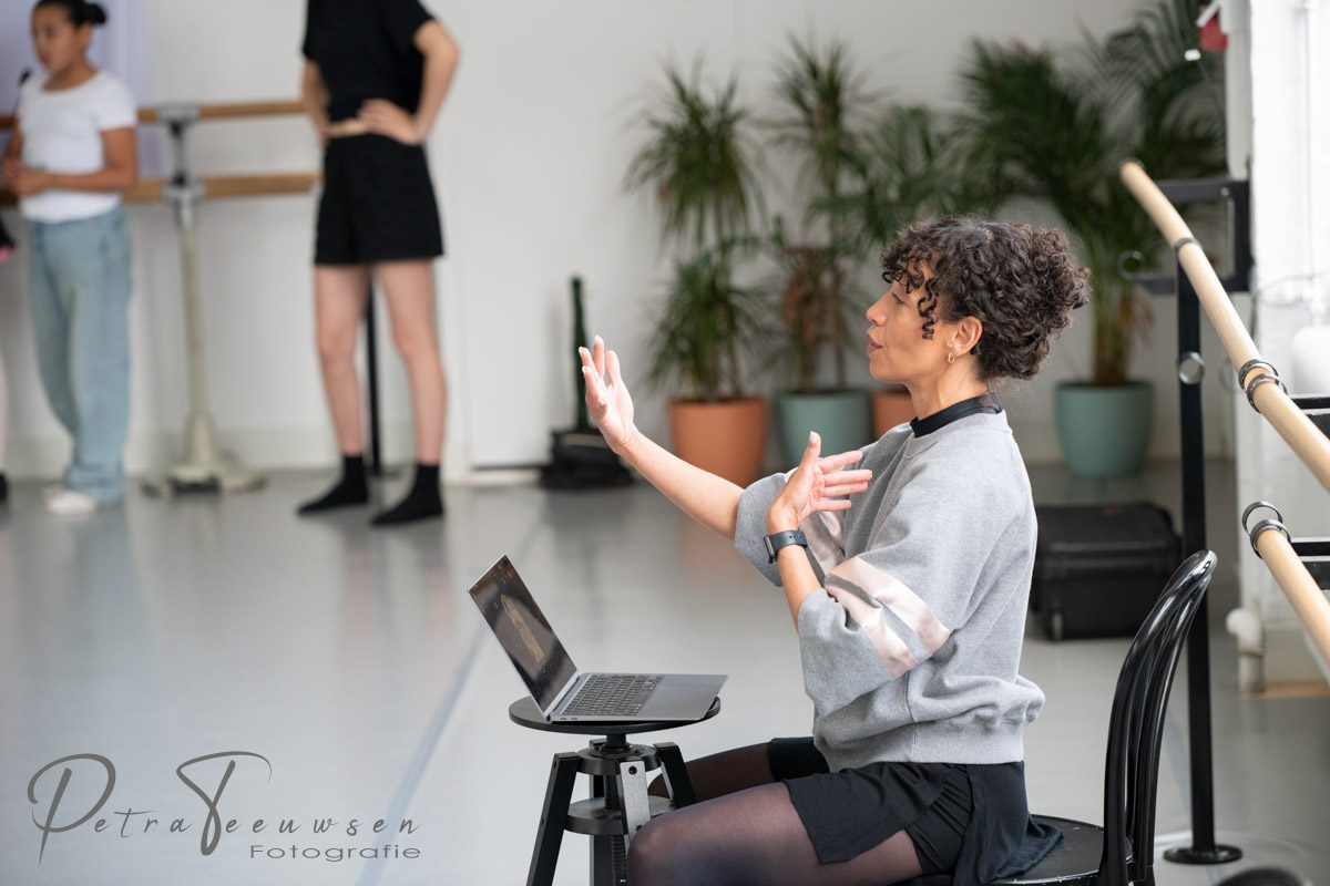 Zaira geeft les tijdens een repetitie